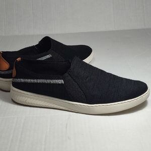 Baretraps black canvas slip on's shoes